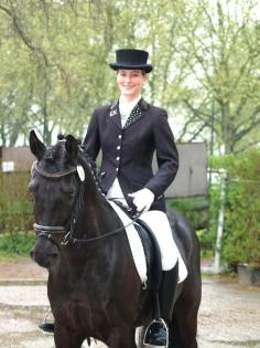 Habe mich auf die Ausbildung von Ponys aber auch Groß-und Barockpferden spezial