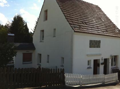 Wohnung mit Garten Stellplatz und Garage zu verkaufen