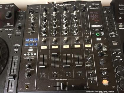 2x Pioneer CDJ-2000 Nexus 1x DJM-900 Nexus DJ Package