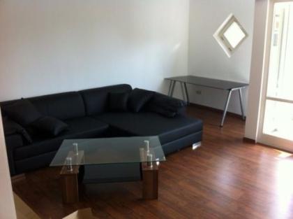Edle Kunstleder Couch in Schwarz inkl. Leder Kissen Couch Tisch zu verkaufen